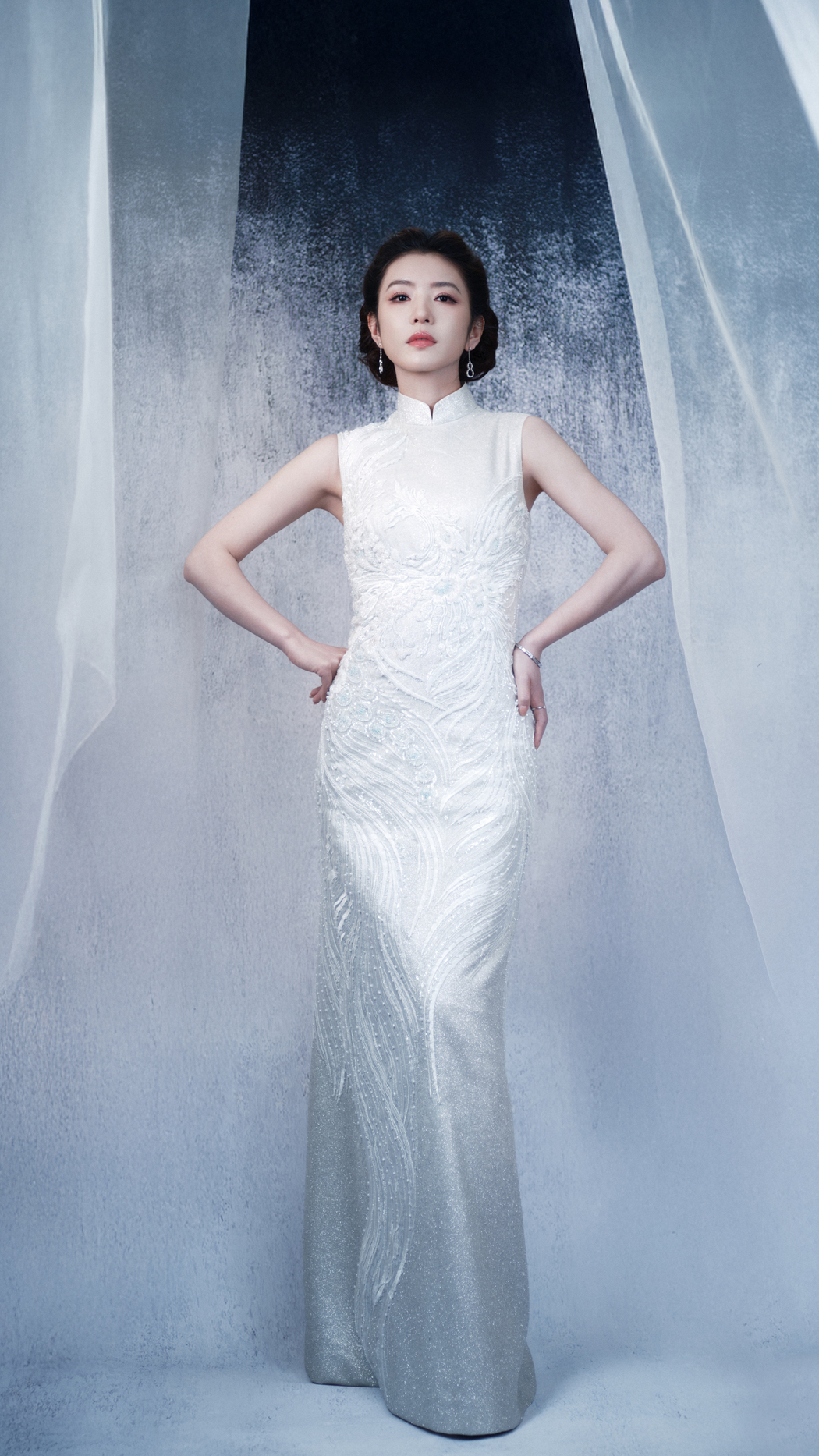 李云霄白色礼服美女4K高清手机壁纸竖屏2160x3840免费下载