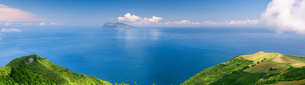 海洋岛屿海岸树木天空云5120x1440超高清免费双屏风景壁纸下载