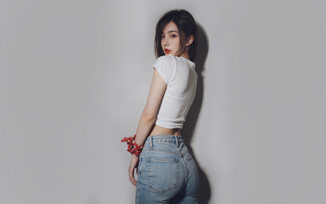 漂亮美女回头 白色衣服 牛仔裤 4K壁纸3840x2400