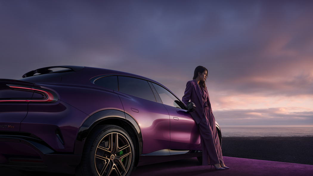 小米YU7紫水晶美女西装4K高清汽车壁纸3840x2160免费下载