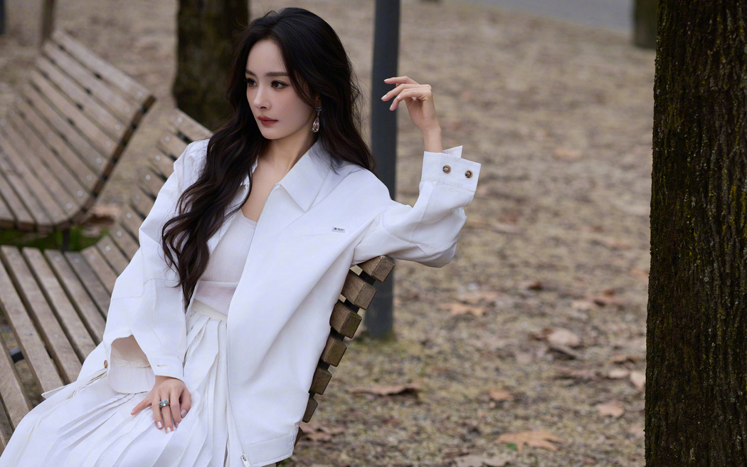杨幂公园椅子白色裙子唯美4K高清美女壁纸3840x2400免费下载