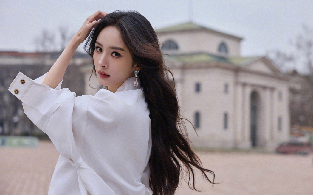 杨幂白色衣服回头高清4K车机全屏壁纸3840x2400免费下载