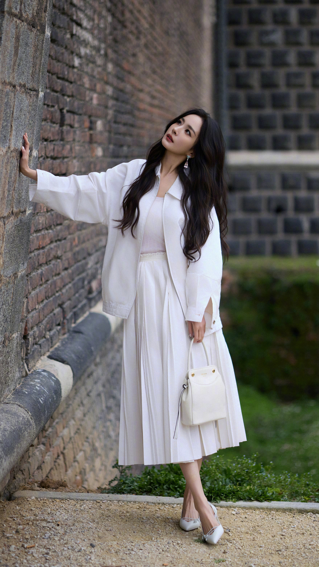 杨幂白色裙子砖墙4K超高清手机壁纸2160x3840免费下载