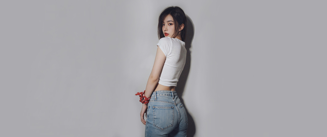 白色衣服牛仔裤美女侧面 4K高清3440x1440带鱼屏壁纸免费下载