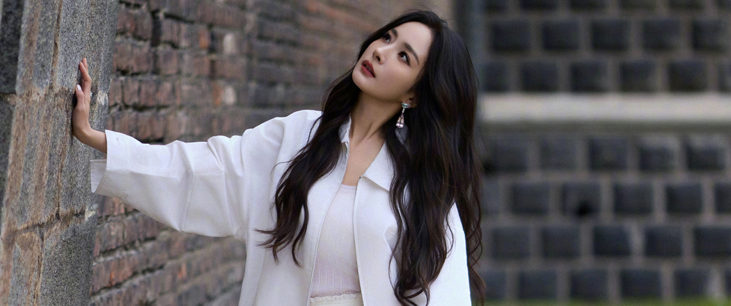 杨幂长卷发白色衣服砖墙背景4K高清3440x1440带鱼屏壁纸免费下载