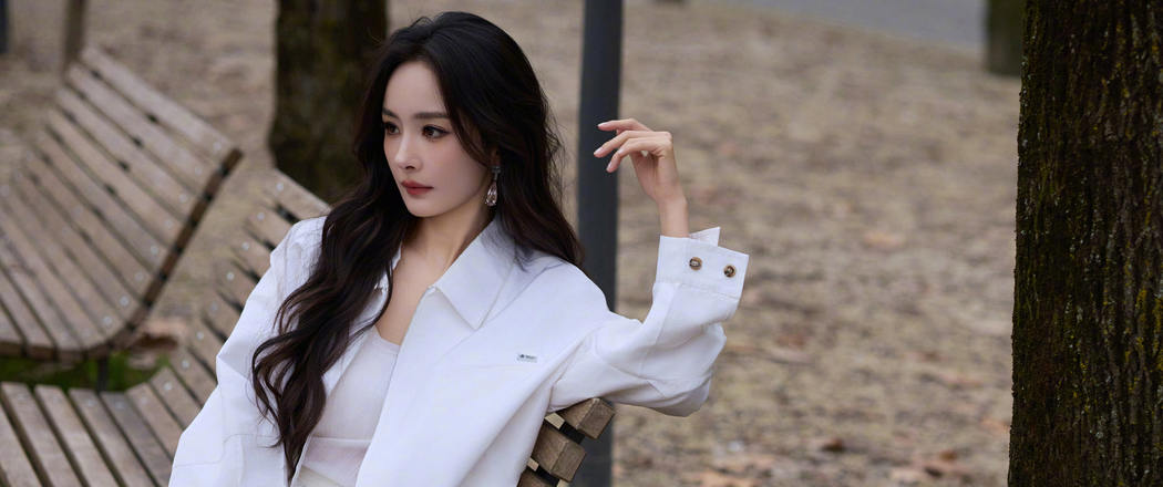 公园椅子旁3440x1440分辨率杨幂4K高清美女壁纸免费下载