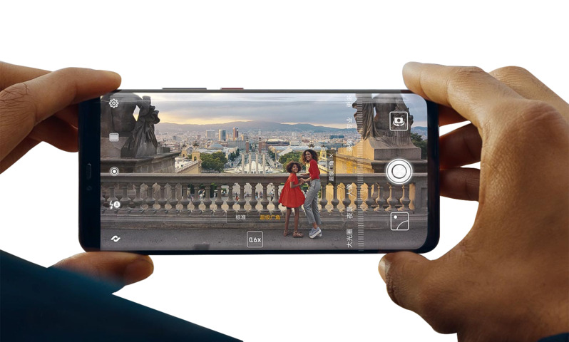 高清免扣华为P30Pro手机双手拍摄PNG透明设计素材免费下载