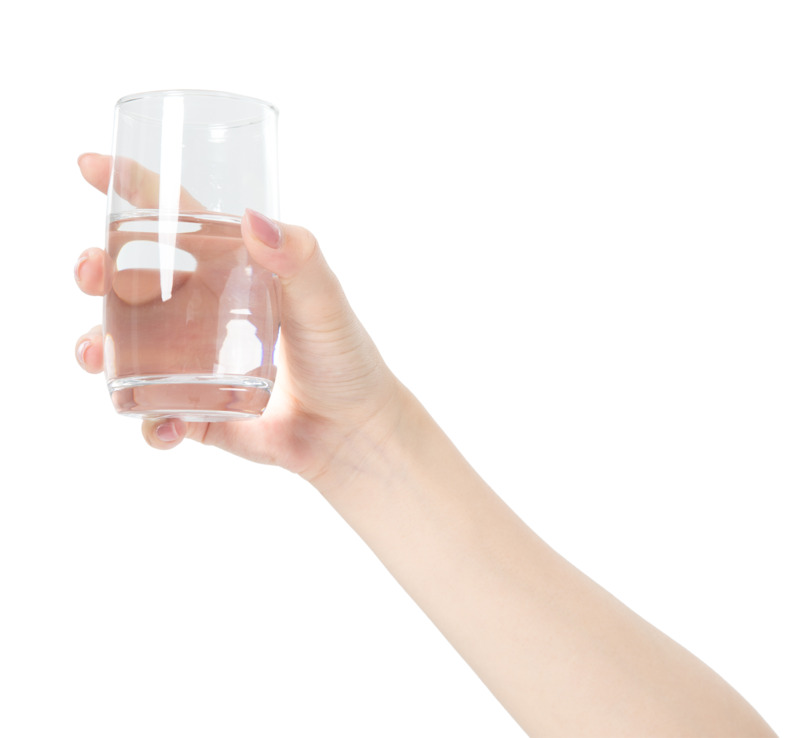 手拿水杯高清PNG透明免扣设计素材免费下载