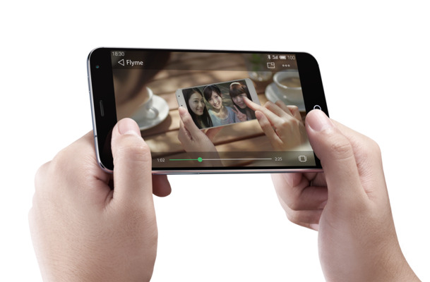 手持手机玩游戏高清PNG透明免扣设计素材免费下载