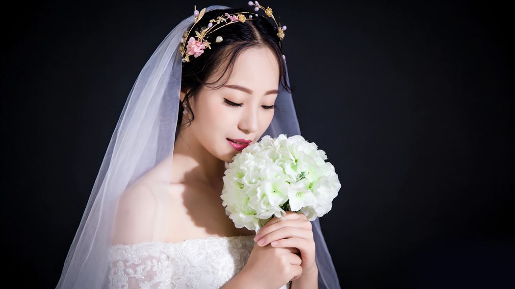 唯美新娘婚纱照片,鲜花点缀暗黑背景 4K高清壁纸3840x2160免费下载 唯美新娘婚纱照片,鲜花点缀暗黑背景 4K高清壁纸3840x2160免费下载