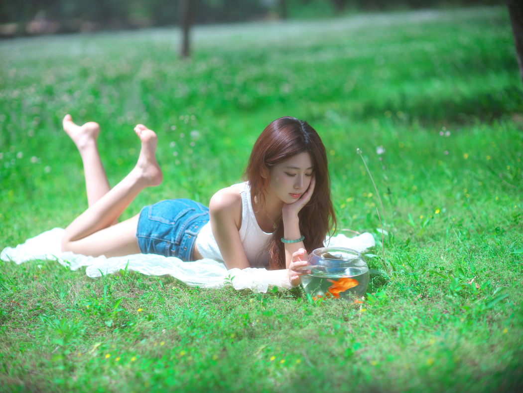 春天绿草地上的好看户外美女高清车机壁纸 适配平板笔记本便携设备 3840x2880免费下载