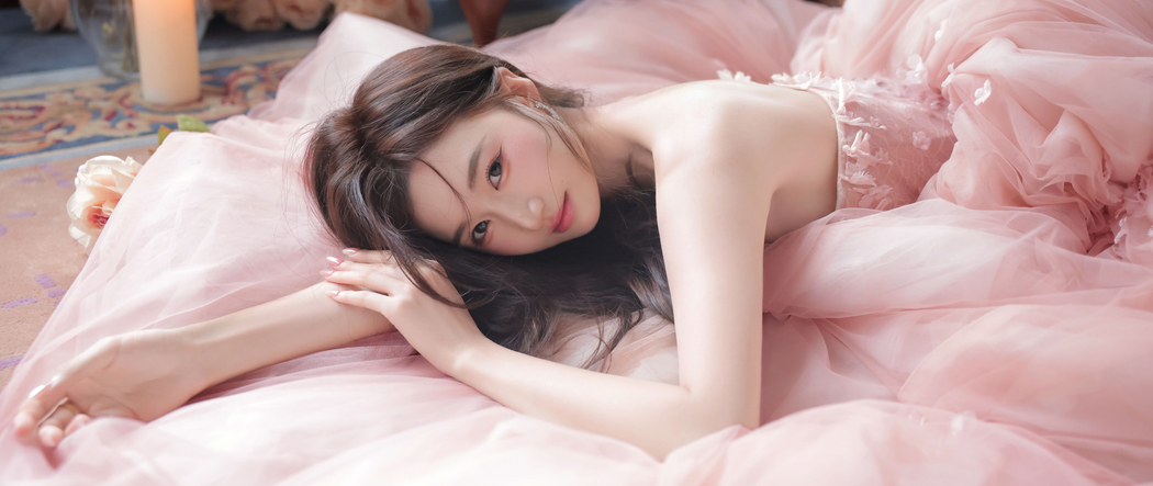 粉色裙子美女5K超高清带鱼屏壁纸 5120x2160免费下载 粉色裙子美女5K超高清带鱼屏壁纸 5120x2160免费下载
