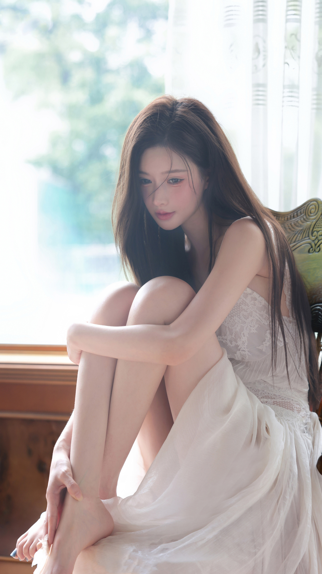 椅上白裙美女 4K高清手机壁纸免费下载 椅上白裙美女 4K高清手机壁纸免费下载
