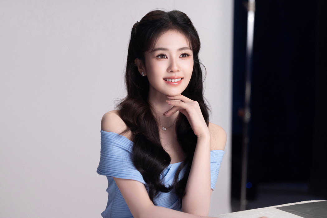 白鹿甜美微笑 蓝色裙子 4K高清壁纸3840x2560 白鹿甜美微笑 蓝色裙子 4K高清壁纸3840x2560