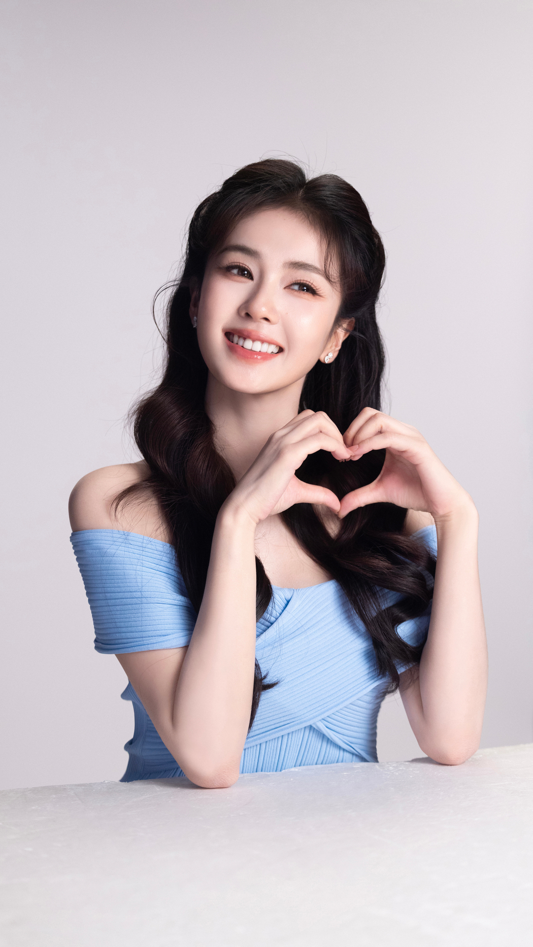 白鹿甜美微笑爱心手势 4K高清全面屏手机壁纸免费下载 白鹿甜美微笑爱心手势 4K高清全面屏手机壁纸免费下载