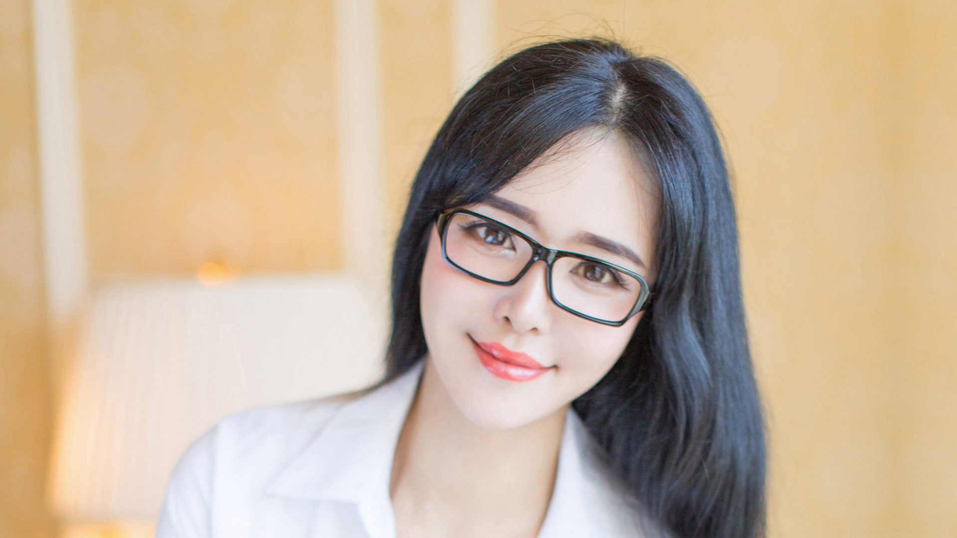 刘钰儿戴眼镜性感美女壁纸，高清免费电脑壁纸下载专区