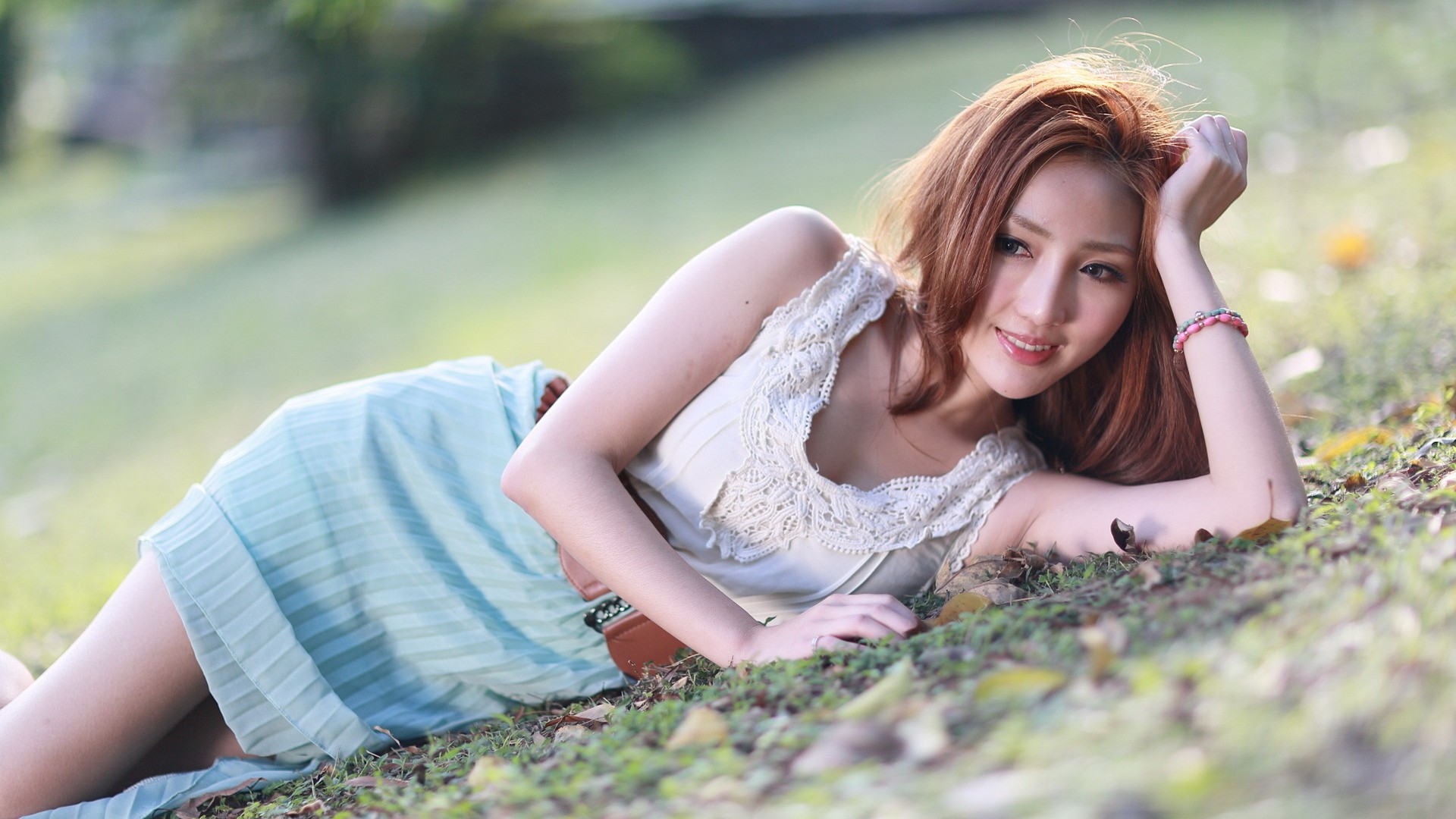 草地美女侧躺高清壁纸，免费电脑壁纸下载