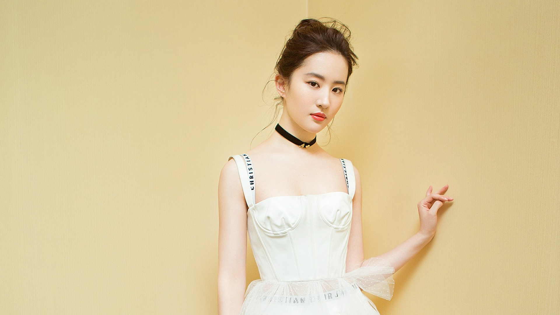 刘亦菲穿白色裙子唯美桌面壁纸，美女高清电脑壁纸免费下载