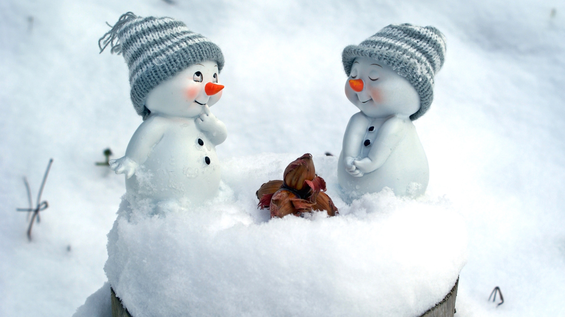 可爱雪人桌面壁纸，免费下载雪人俑、雪人帽子与坚果图案