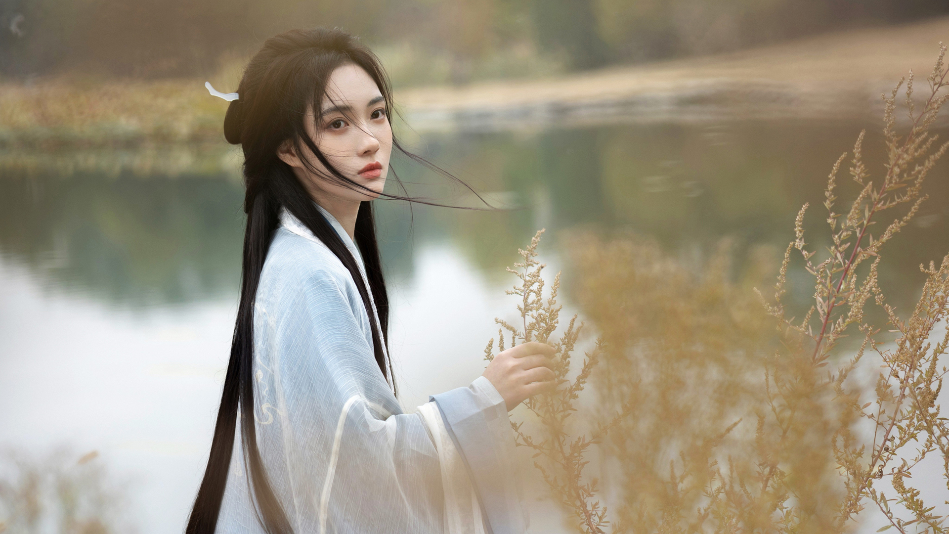 古风长发美女河边古装倩影，绝美风景桌面壁纸免费下载