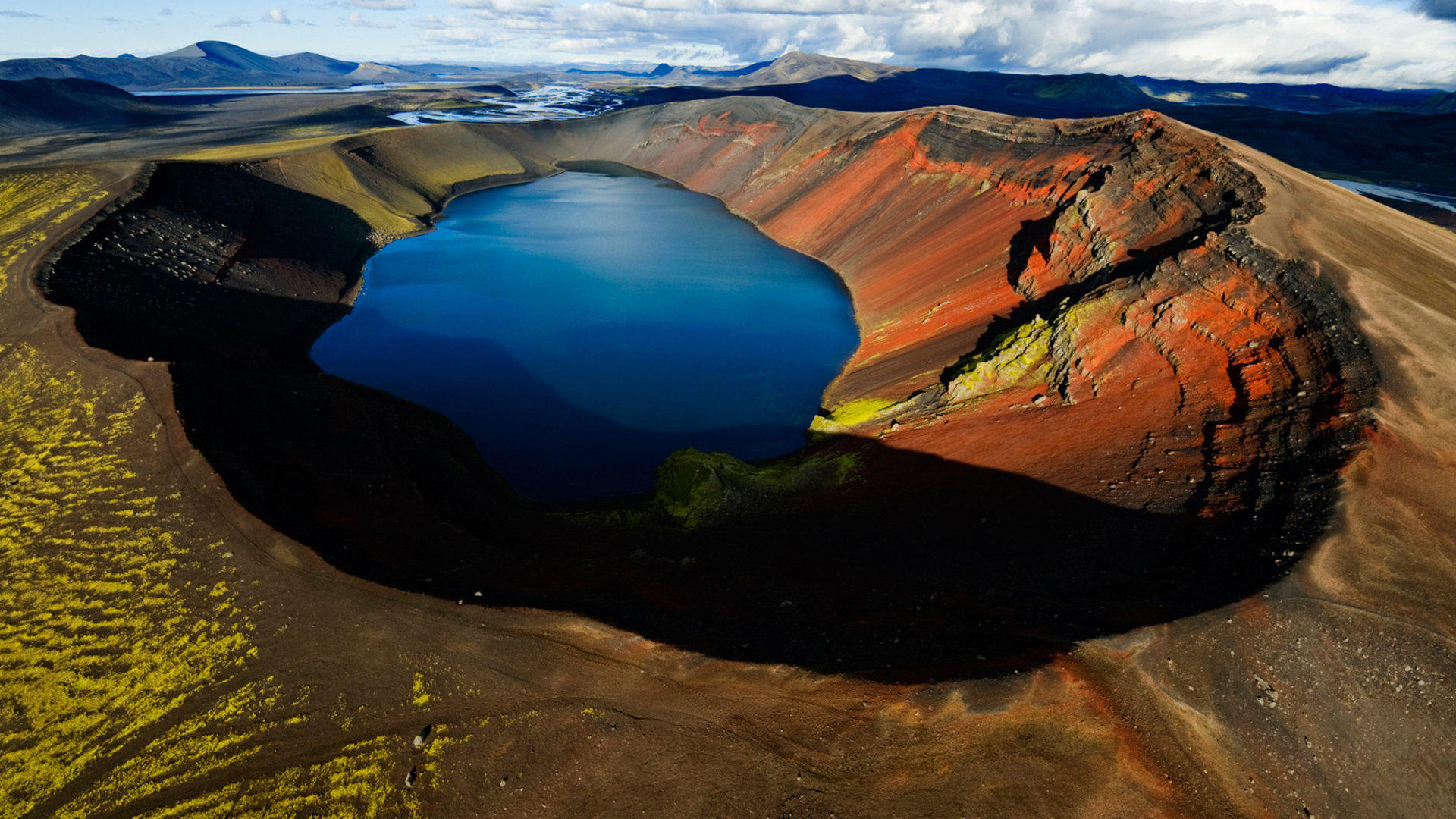 火山湖泊美景，宽屏风光壁纸，免费下载装点你的电脑桌面