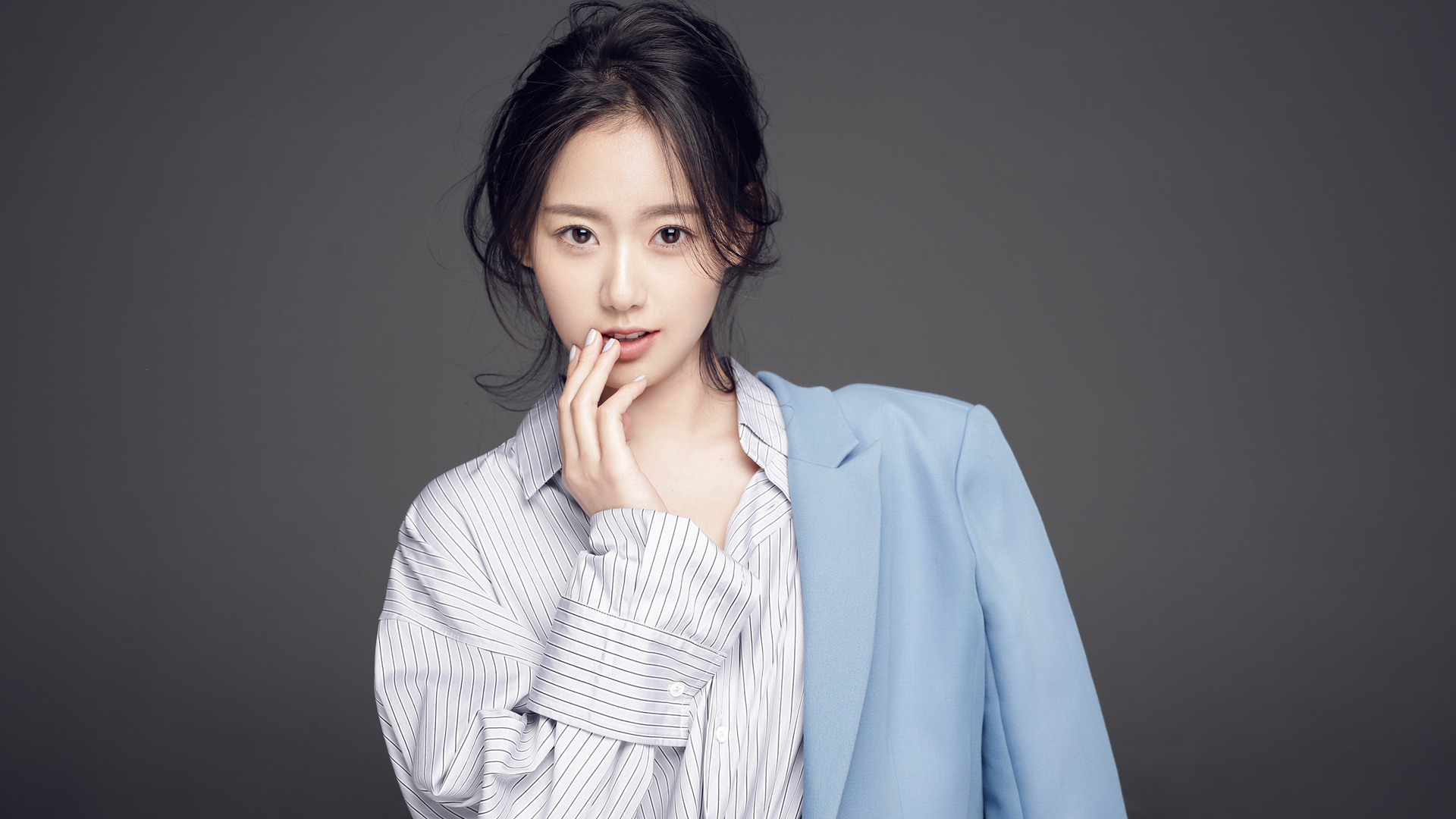 免费下载李嘉雯高清美女桌面壁纸，精选电脑背景图