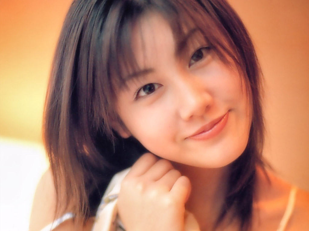 美女微笑桌面壁纸，精选免费电脑壁纸，一键下载！