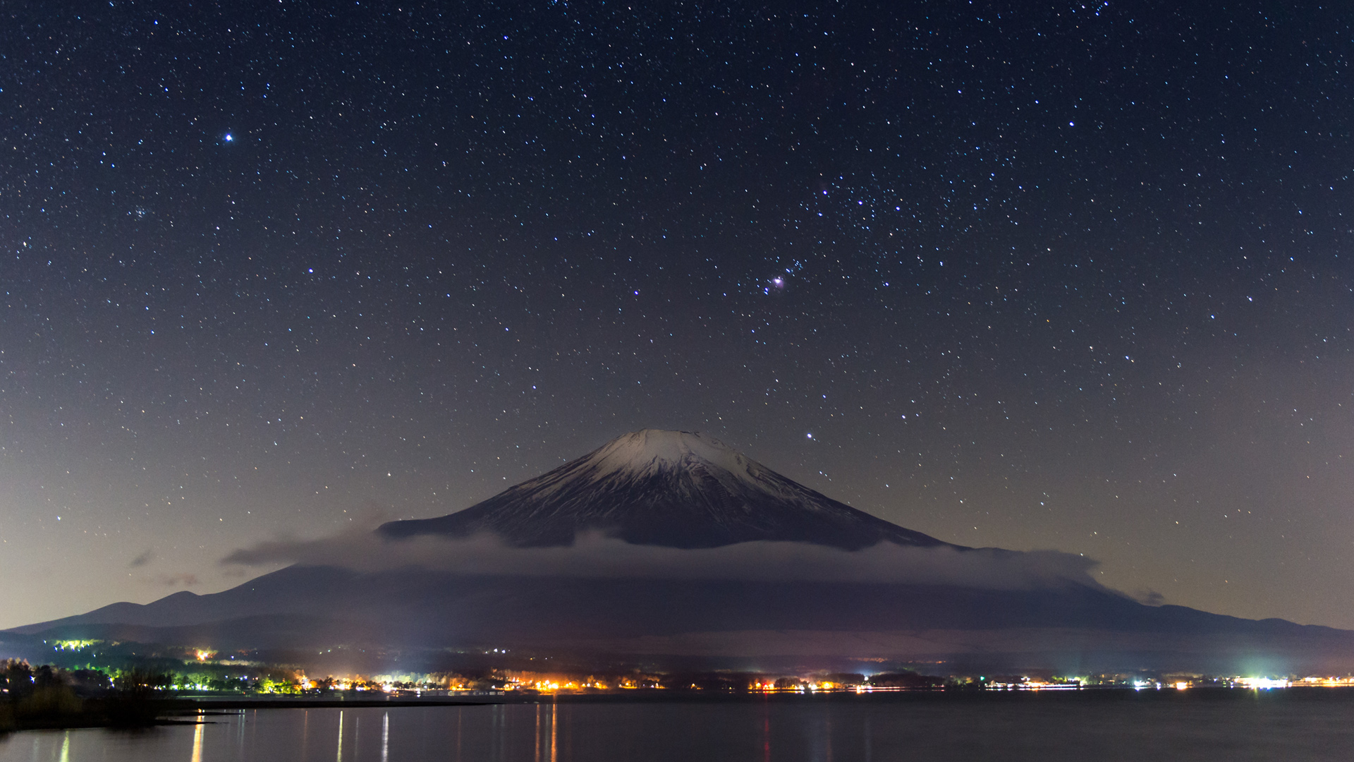 夜晚星空下的富士山美景，免费高清电脑壁纸下载