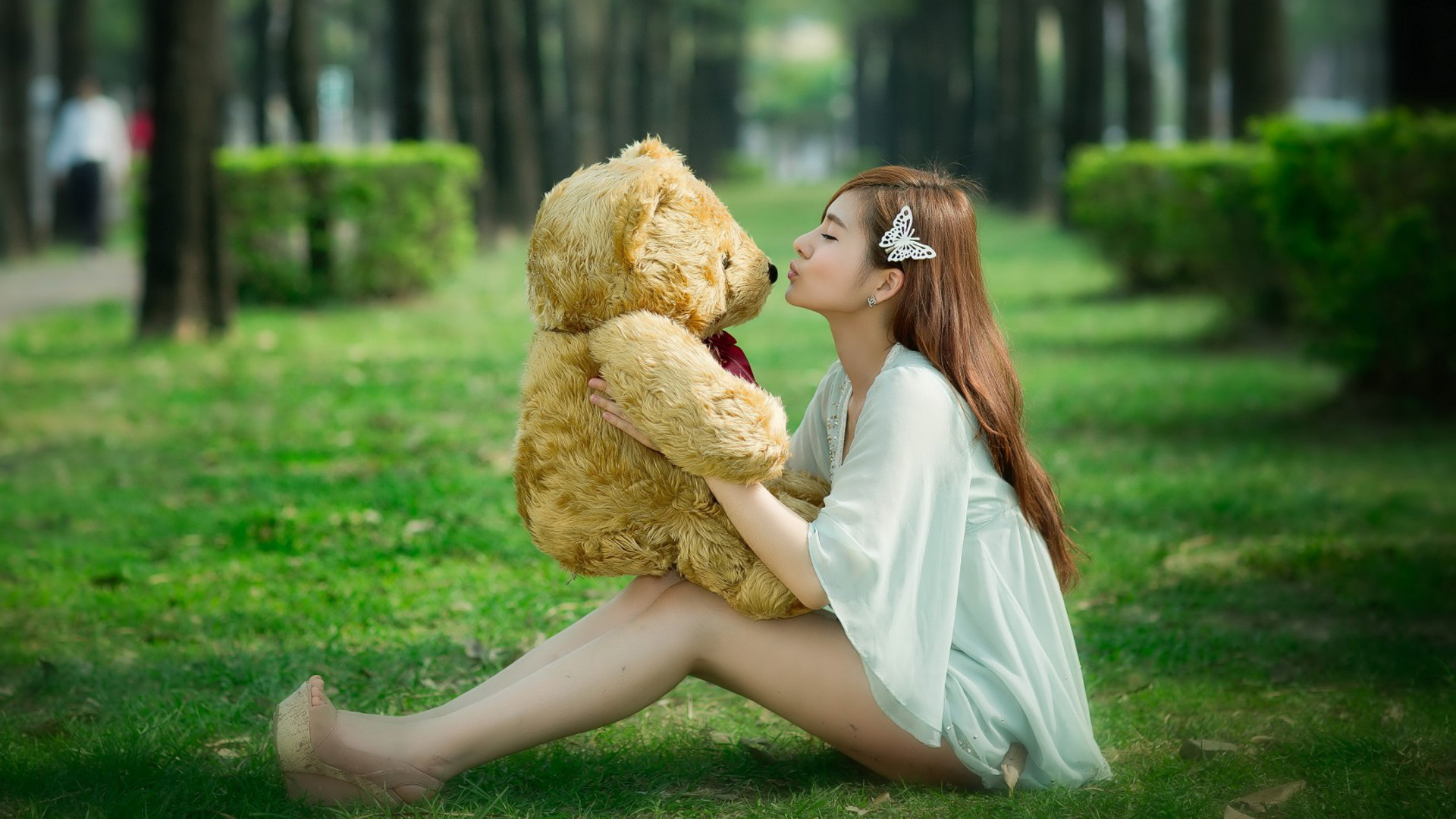 女孩心情与小熊共舞，公园绿色草坪美景壁纸，免费电脑壁纸下载