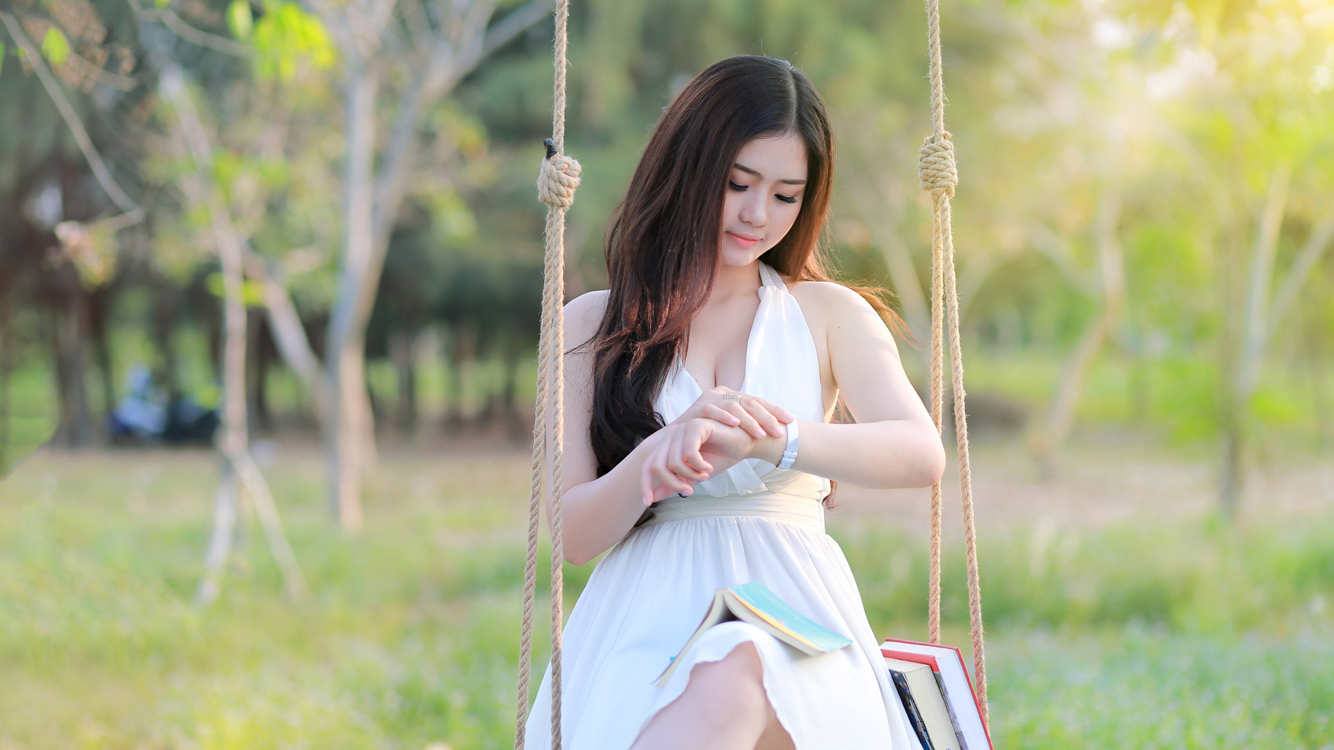 

美女荡秋千高清电脑壁纸，白色长裙，飘逸长发，免费下载