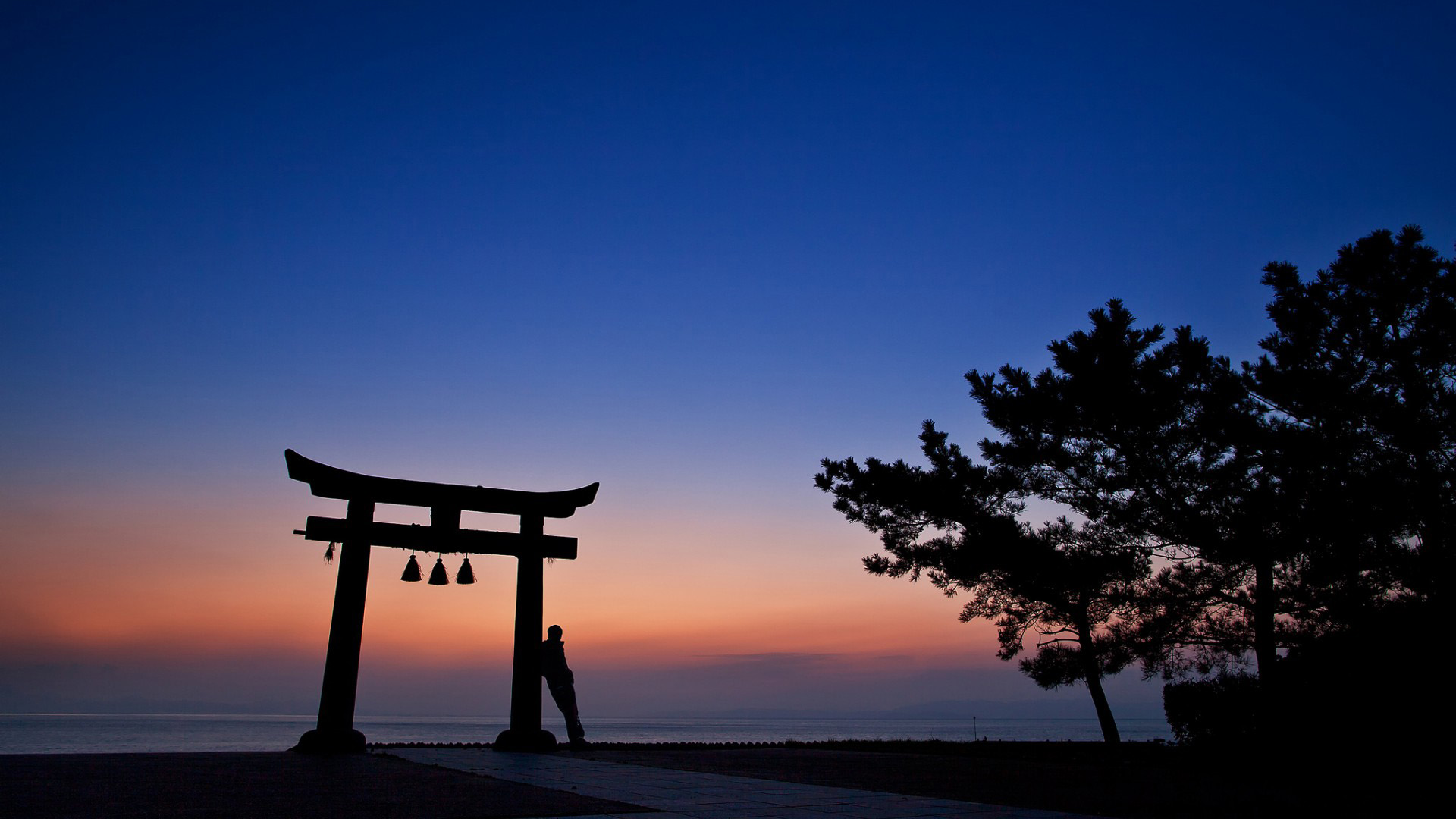 夜间日落，铃铛轻响，许愿蓝色梦境——免费下载绝美风景壁纸