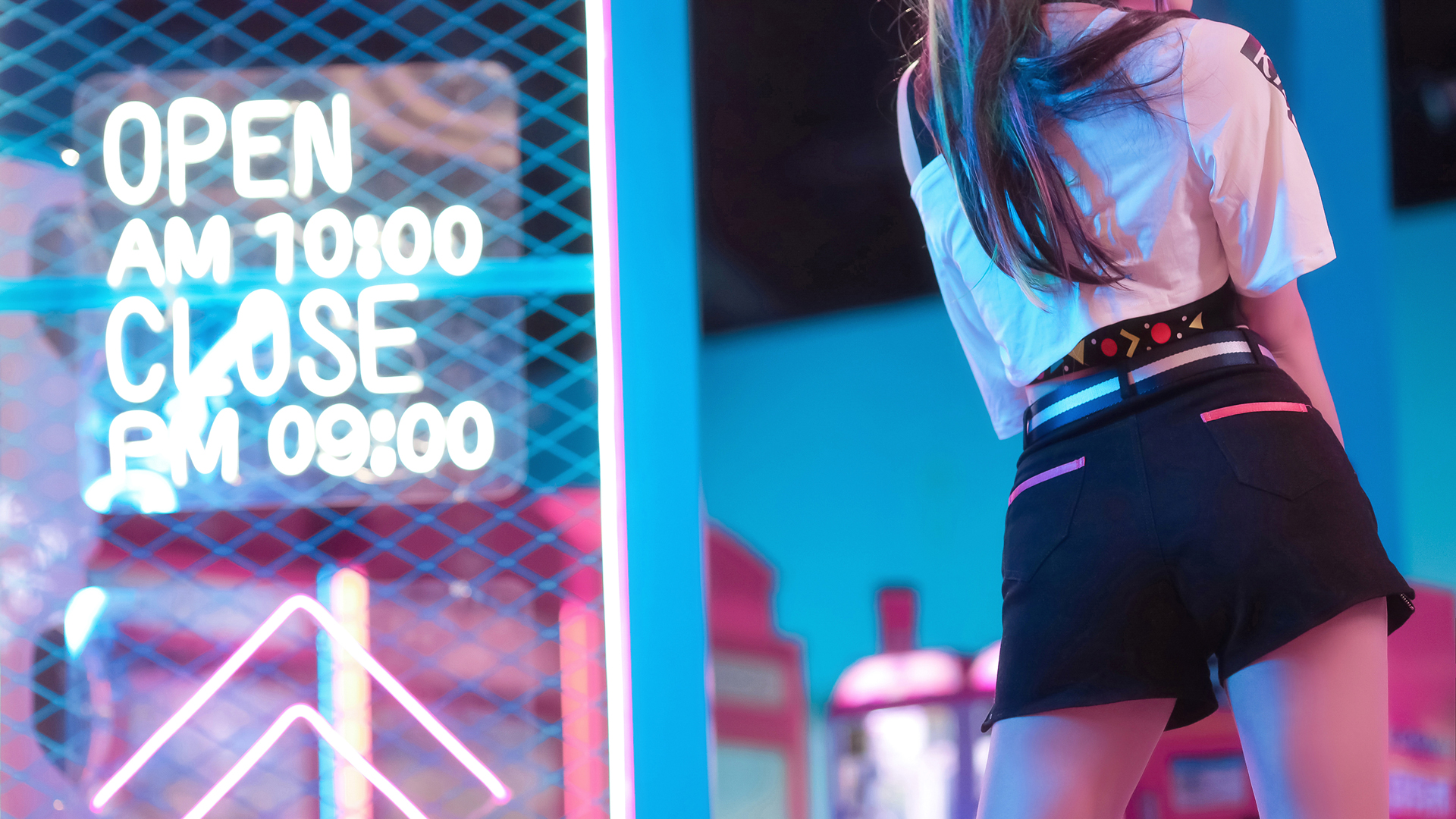 科幻少女背影，白色衬衫搭配黑色短裤，美腿吸睛！高清动漫美女人物壁纸，免费下载电脑桌面背景