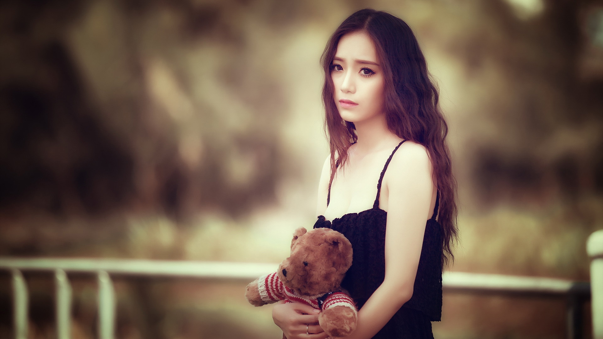 女孩，长长卷发，吊带小裙子，小熊，心情，美女壁纸