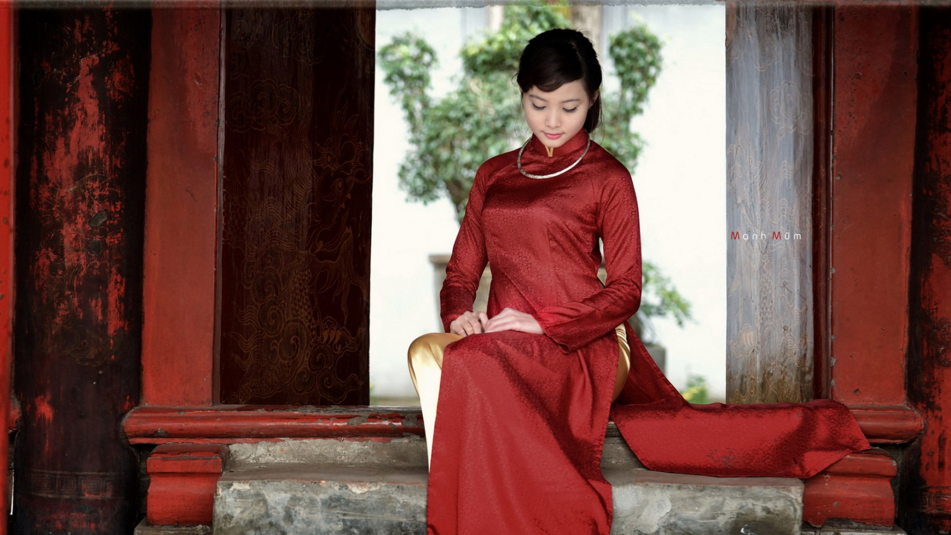 中国风红色连衣裙古典美女壁纸，免费高清电脑桌面背景下载