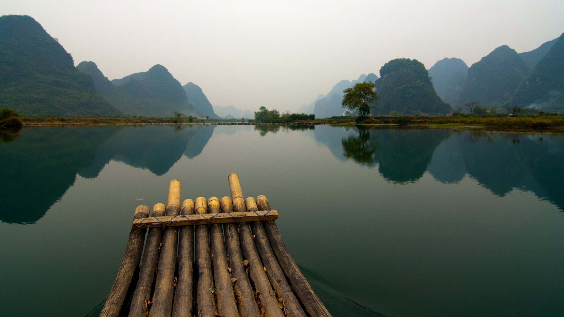 中国桂林漓江竹筏美景，免费高清电脑壁纸下载
