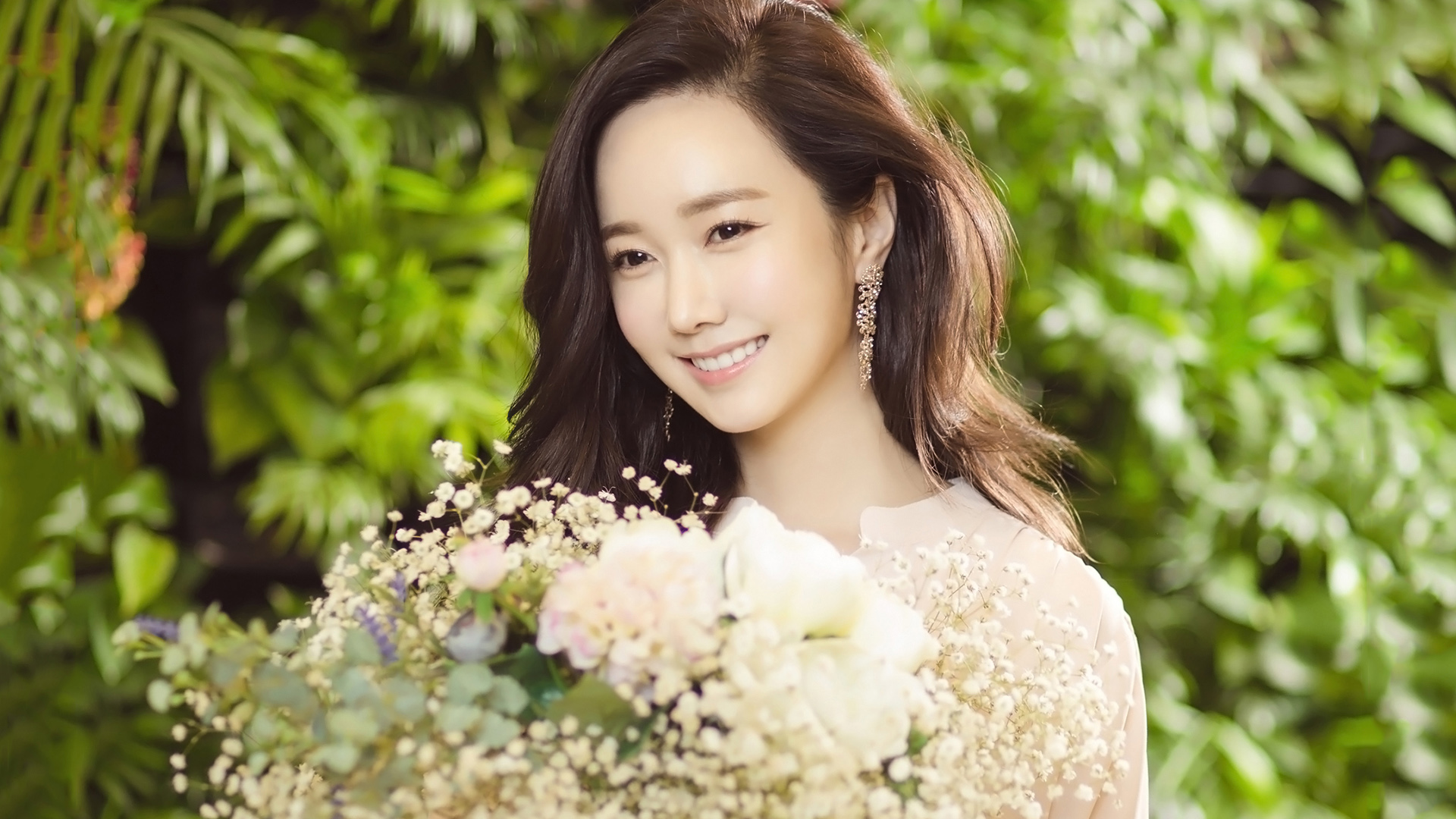 金敏瑞，美女写真，气质，鲜花，绿色植物背景，壁纸