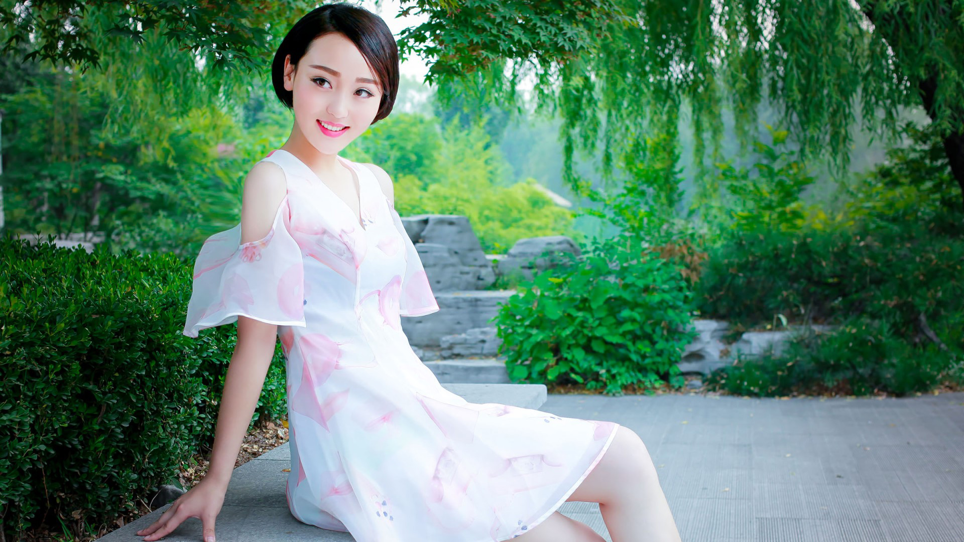 短发气质美女，养眼可爱，公园一角裙装倩影，精选美女壁纸免费下载