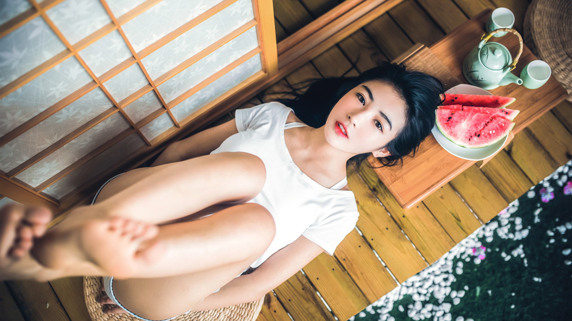 夏天清爽穿搭，白衣短袖配牛仔短裤，美女壁纸大赏，免费电脑壁纸下载