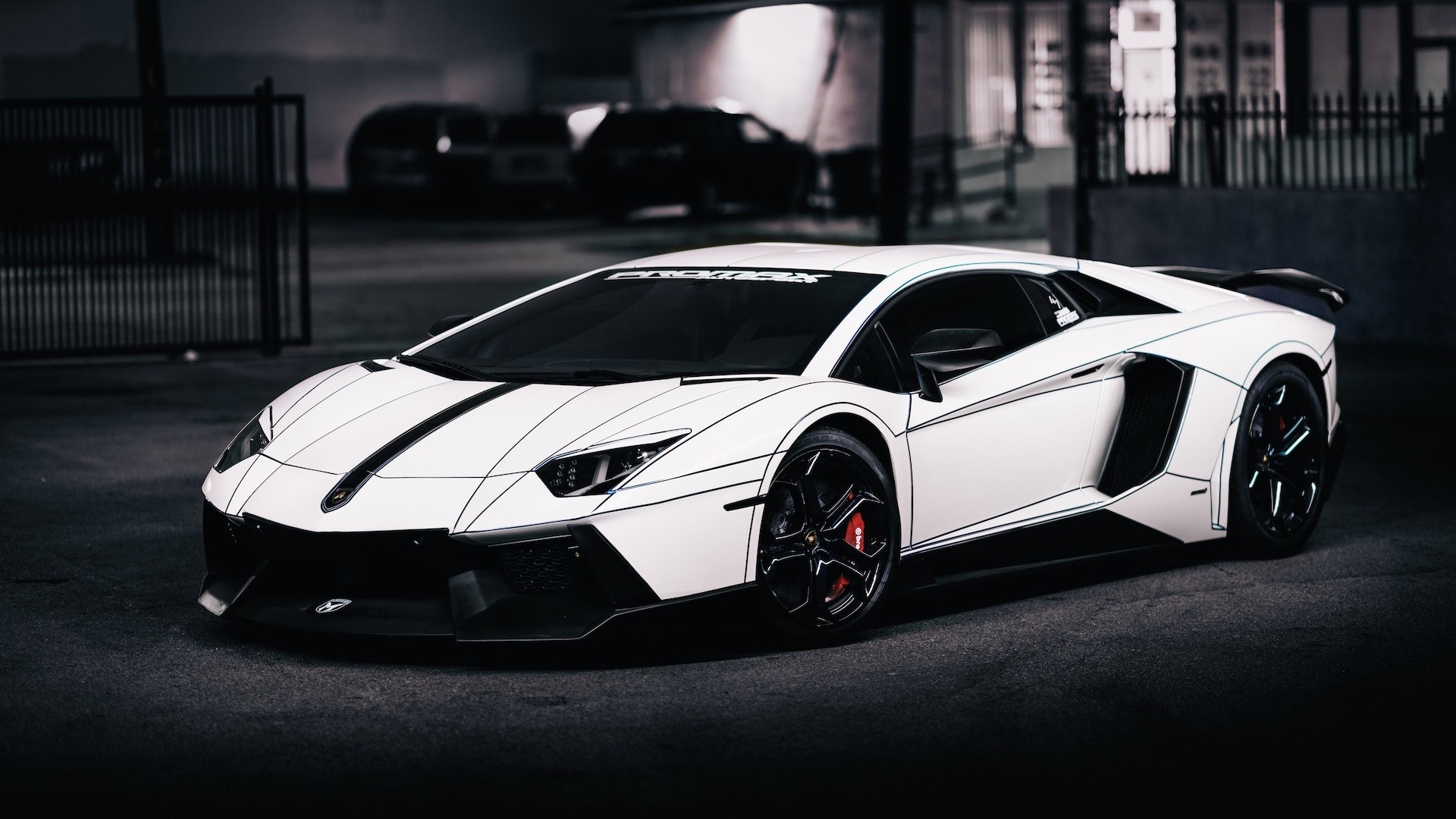 2014兰博基尼Aventador LP700-4黑白色桌面壁纸，免费高清汽车电脑壁纸下载