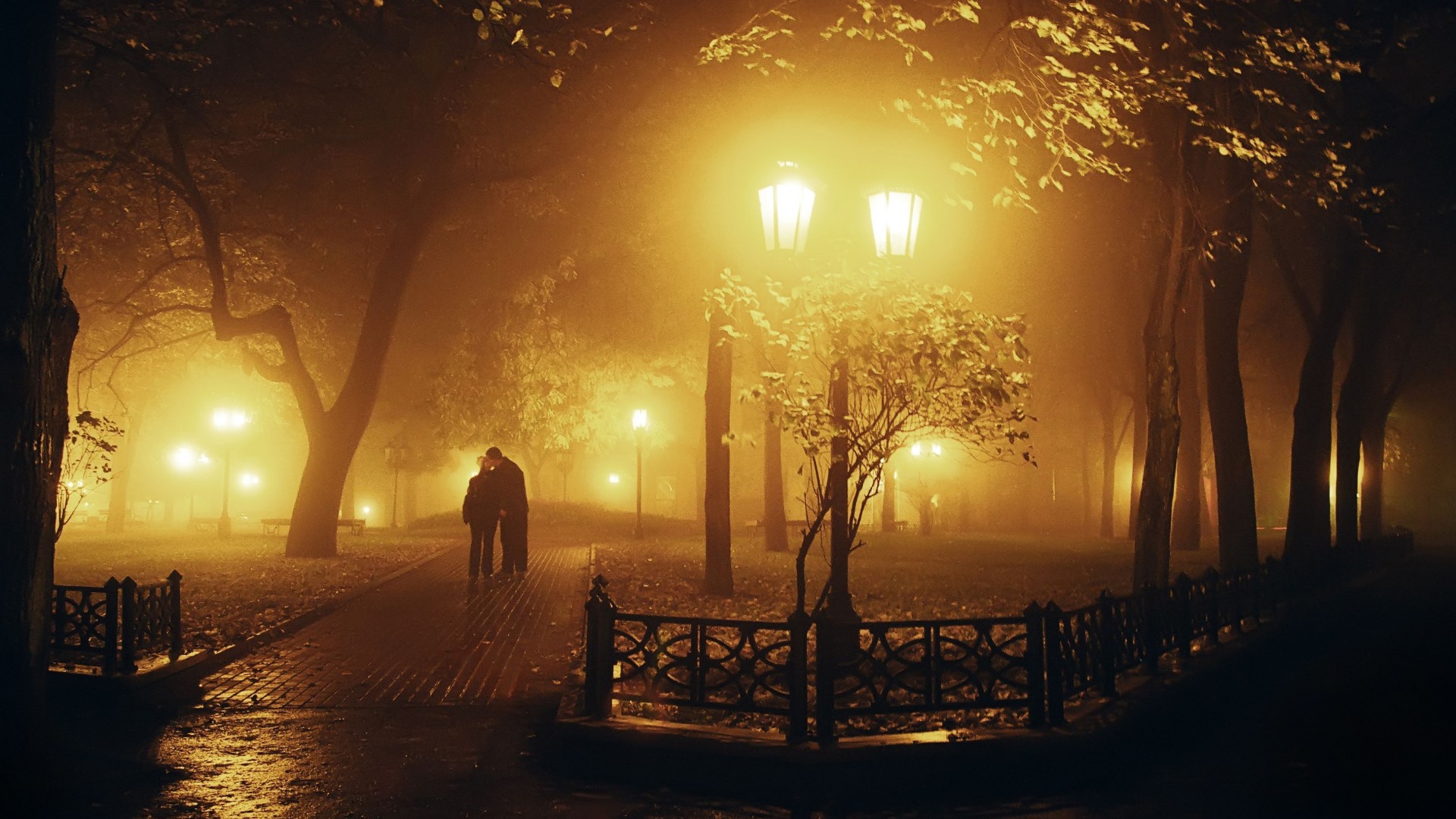 夜晚公园灯光阑珊，树林恋人浪漫唯美意境，免费下载高清桌面壁纸