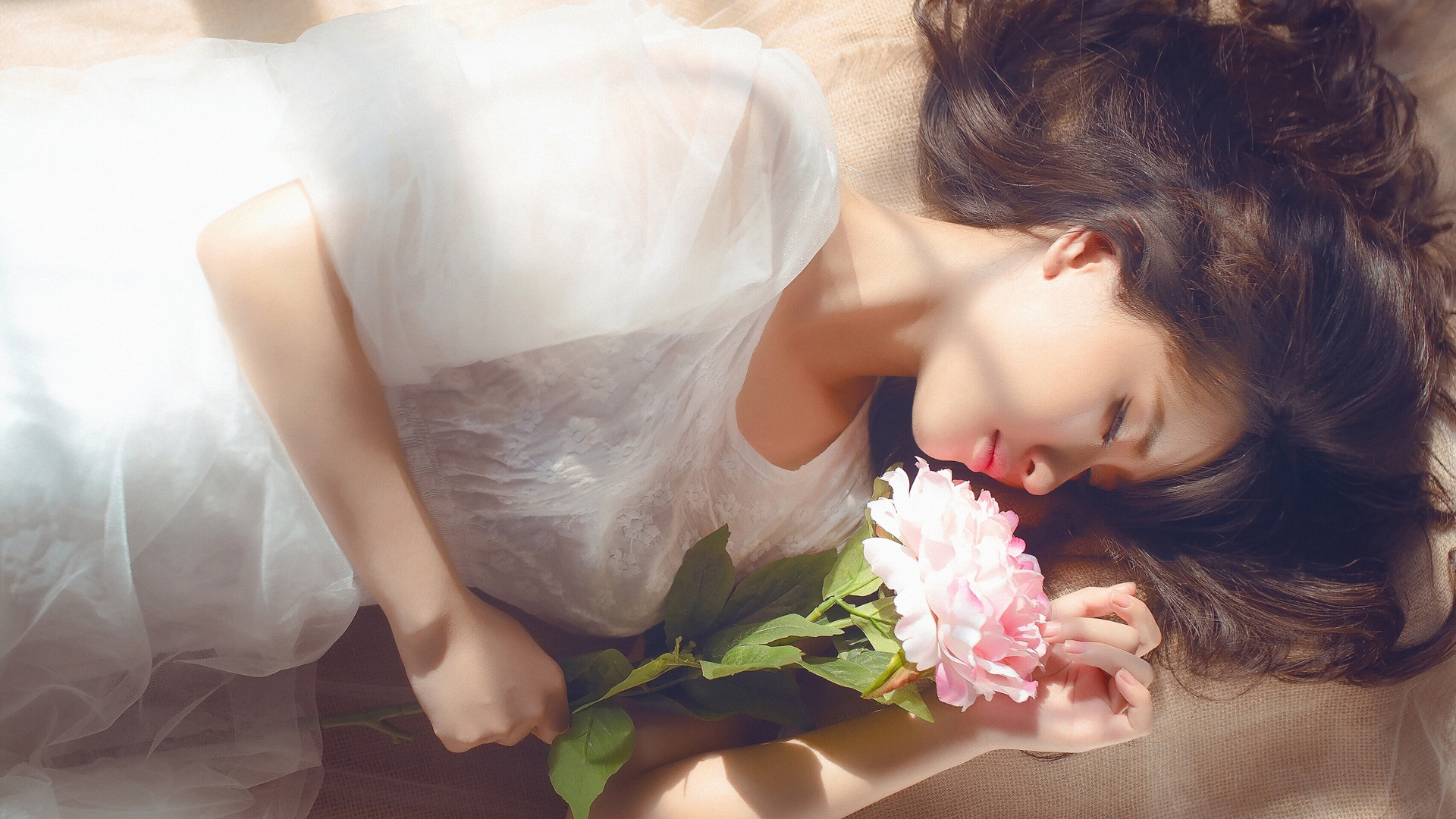 牡丹白纱美人梦，闭眼温馨睡颜，免费高清壁纸下载