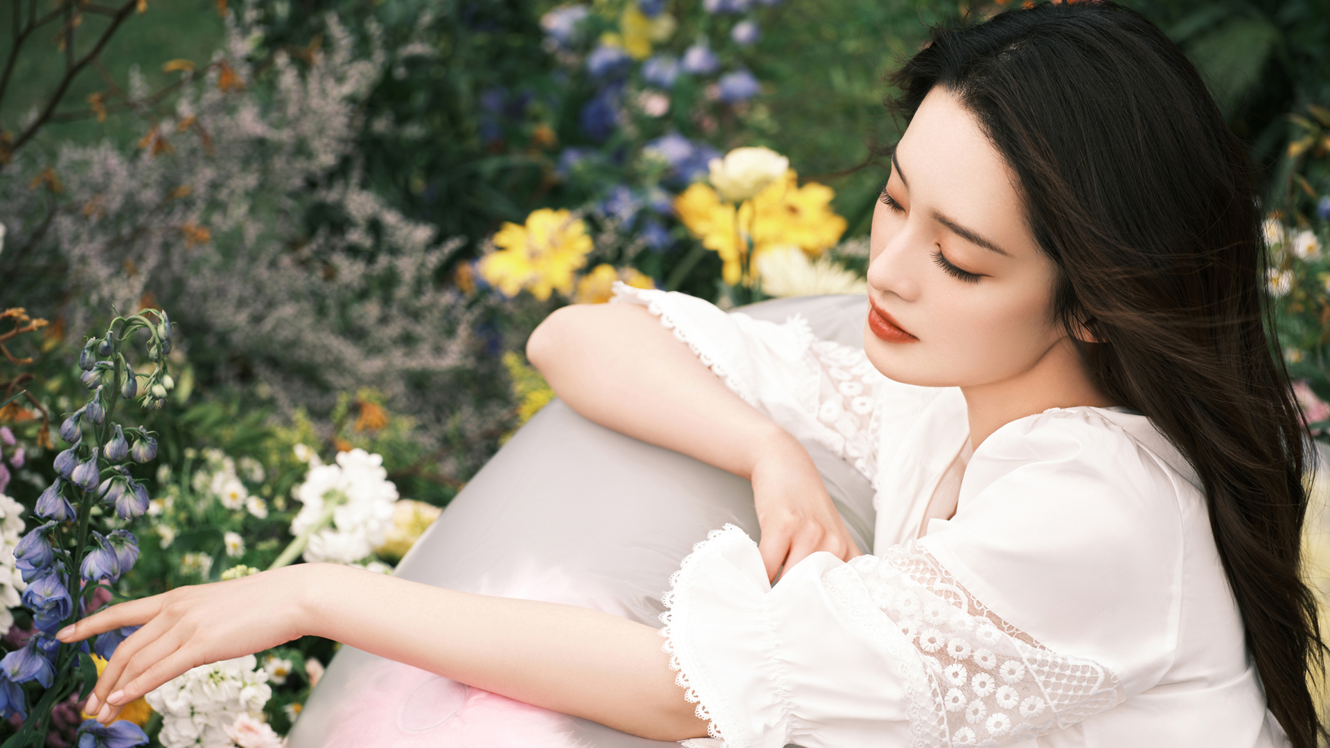 李沁唯美写真，闭眼侧颜映鲜花，美女壁纸免费下载，电脑桌面新选择