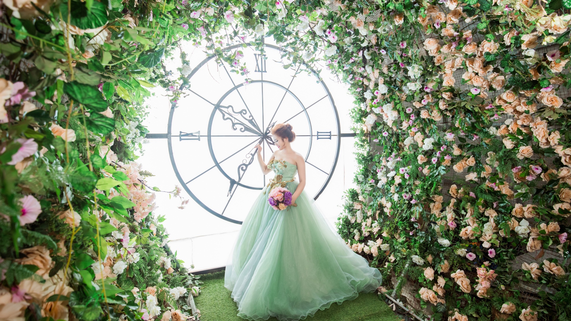 鲜花绽放女孩梦，时钟指针轻舞间，唯美婚纱摄影壁纸免费下载