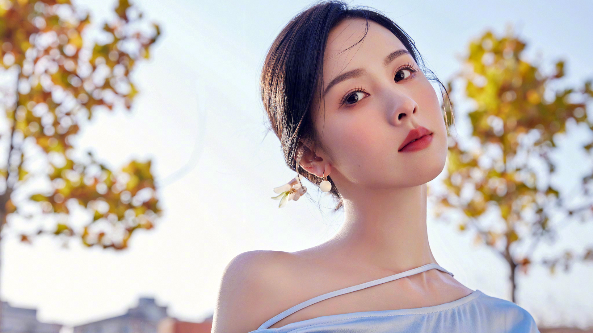 美女 脸 天空 桌面壁纸