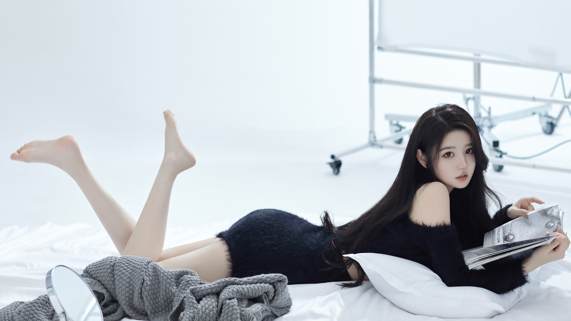 长发美女居家造型，黑色毛衣包臀裙，时尚杂志风电脑壁纸免费下载