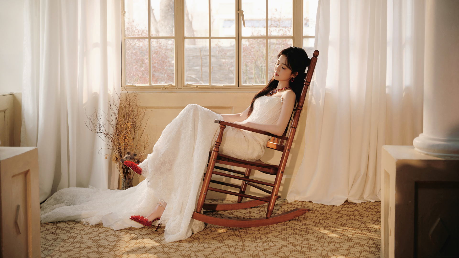 白鹿白色长裙居家倚椅窗边美女免费电脑壁纸下载
