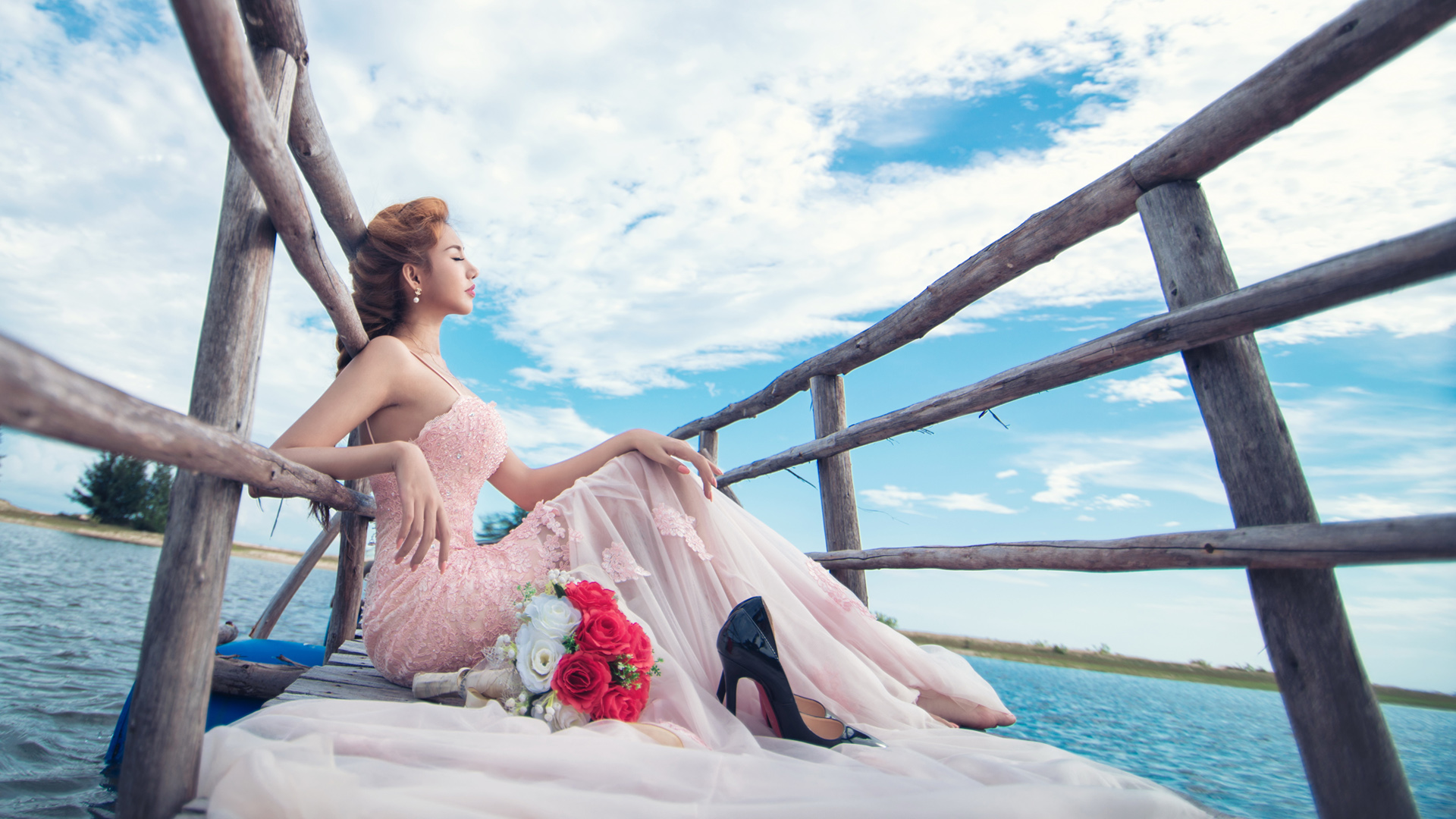唯美海边婚纱写真，白皙新娘与鲜花共舞，码头美景成壁纸佳选，免费下载！