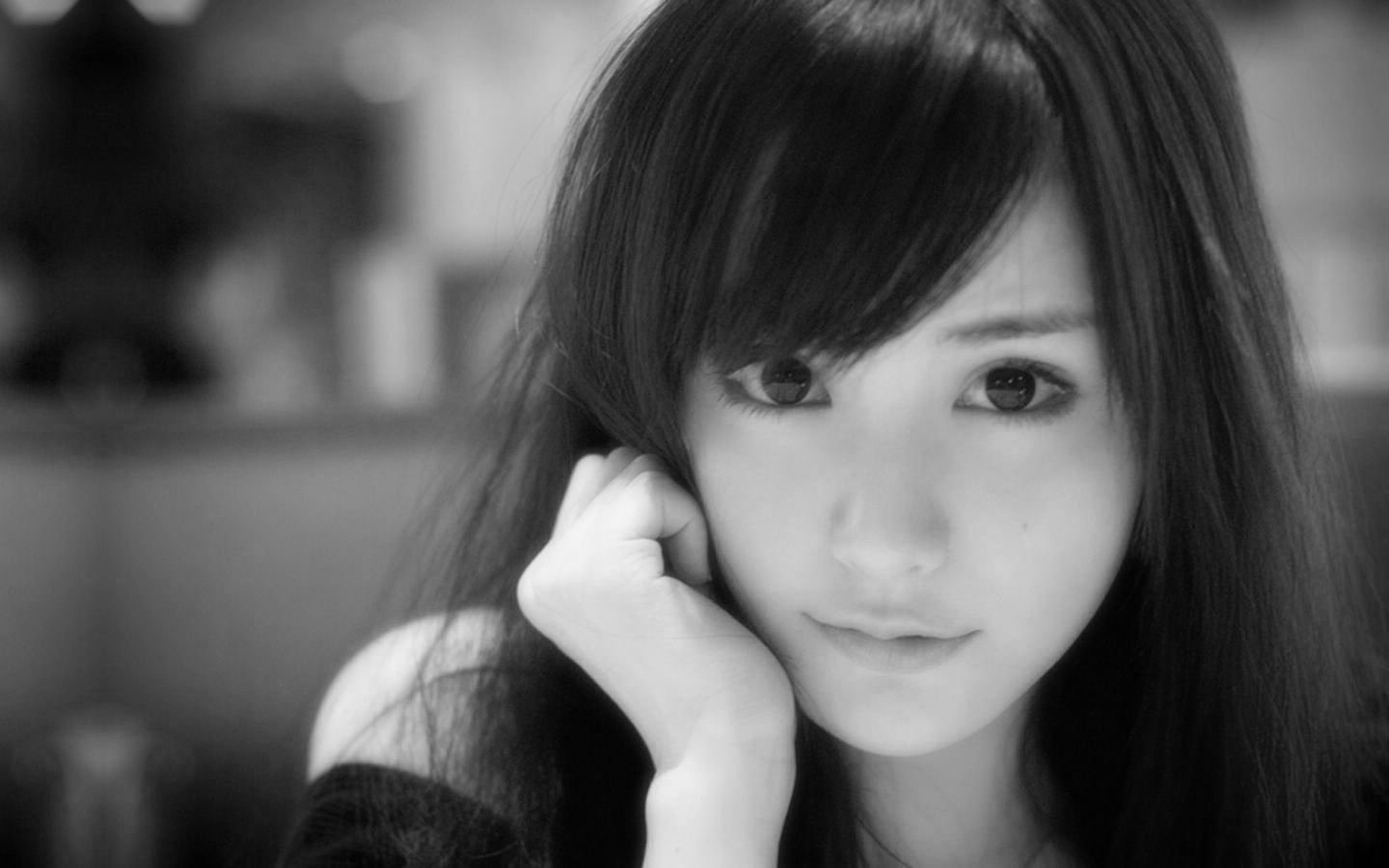 灰色美女电脑桌面壁纸