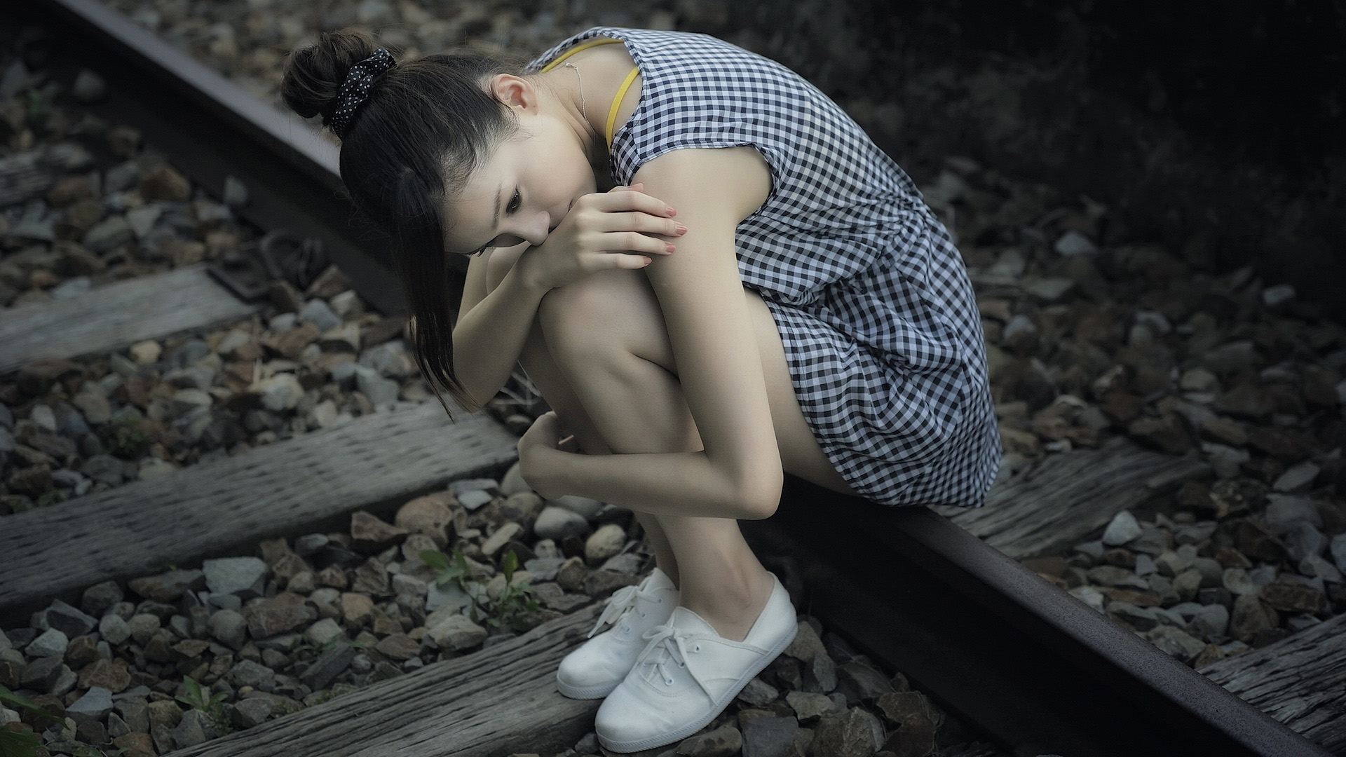 女孩心情映黑白方格裙，铁路美景桌面壁纸免费下载