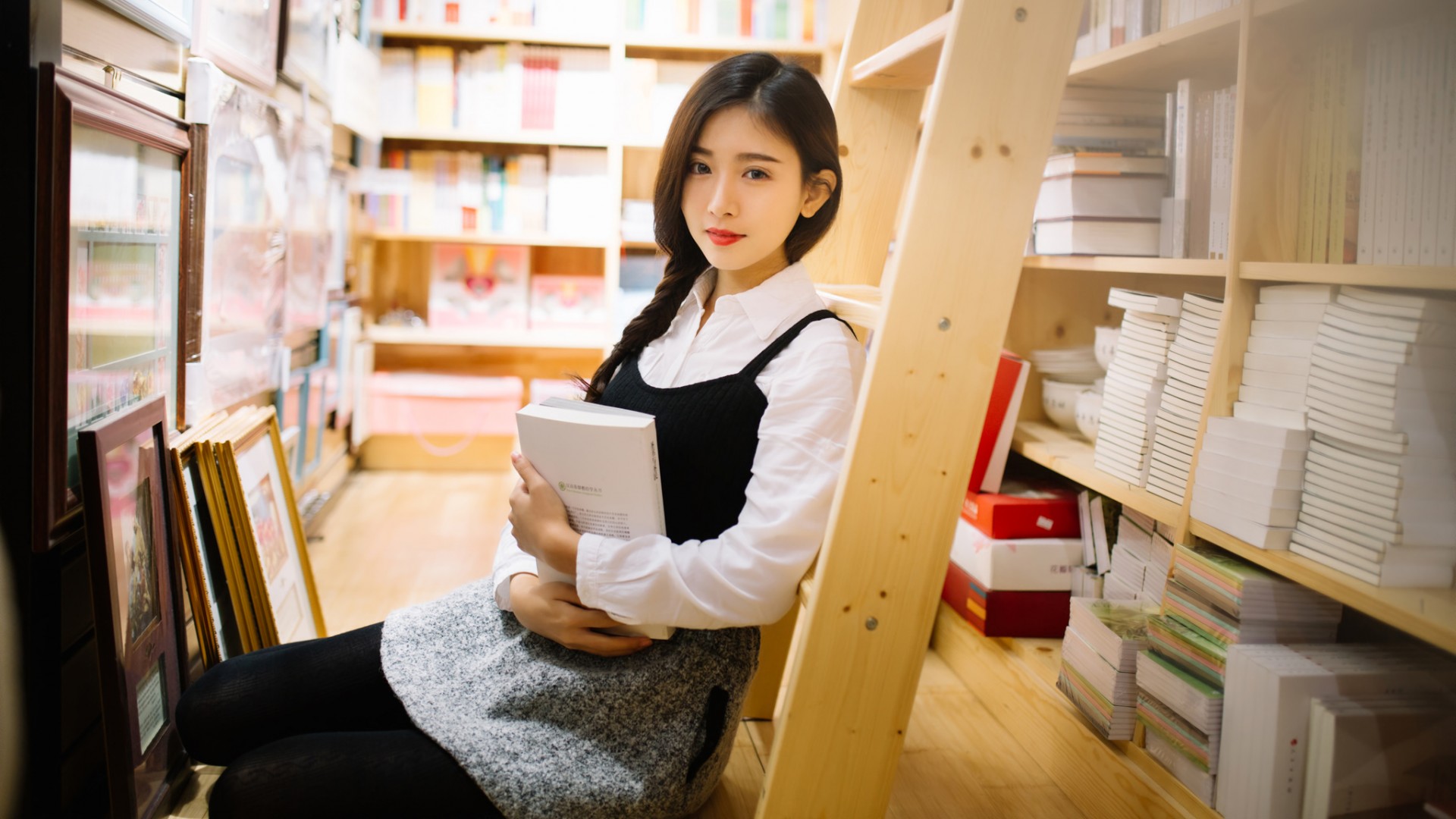 书海女神，清新文静的美女壁纸，免费电脑下载欣赏